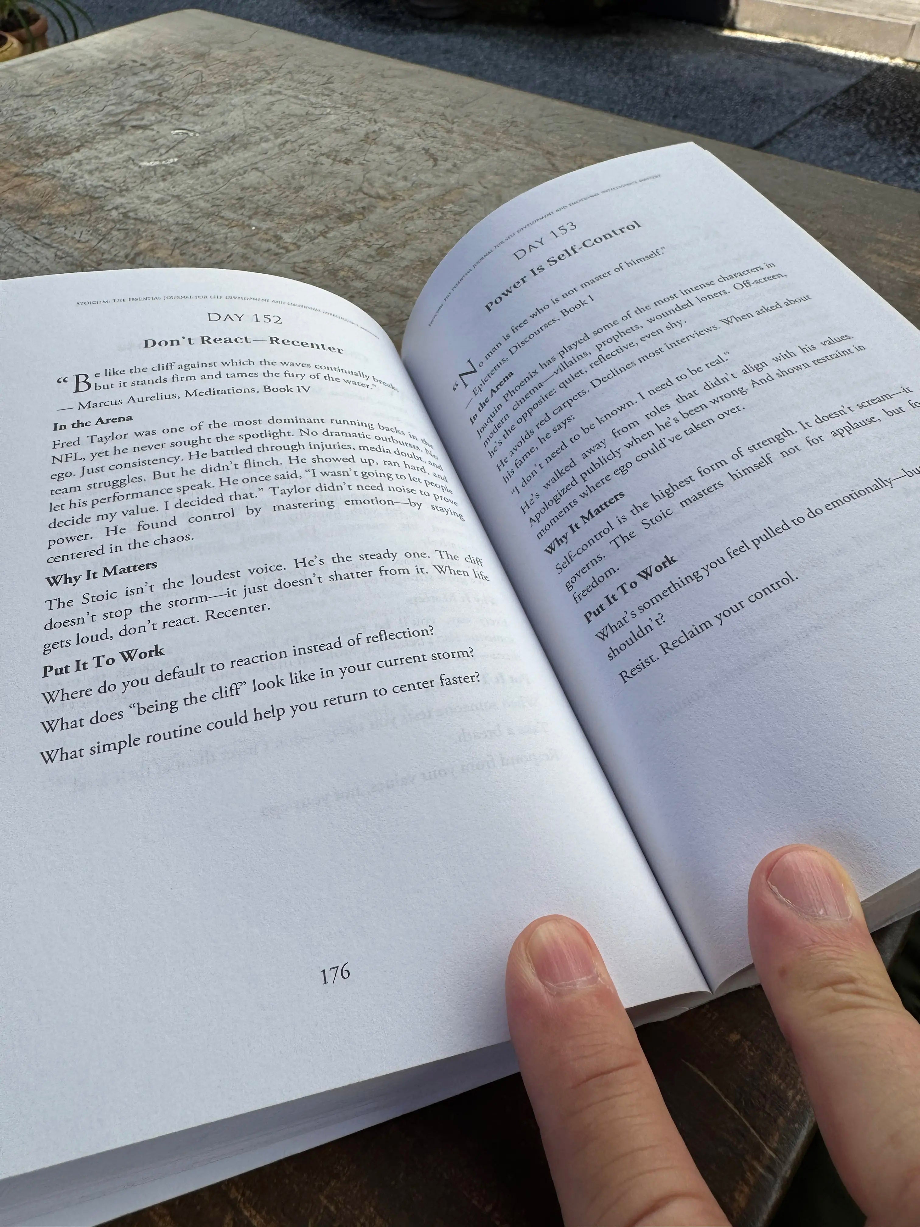 STOICISM: 365 DAILY LESSONS FOR MOTIVATION, MENTAL STRENGTH, AND EMOTIONAL CLARITY
